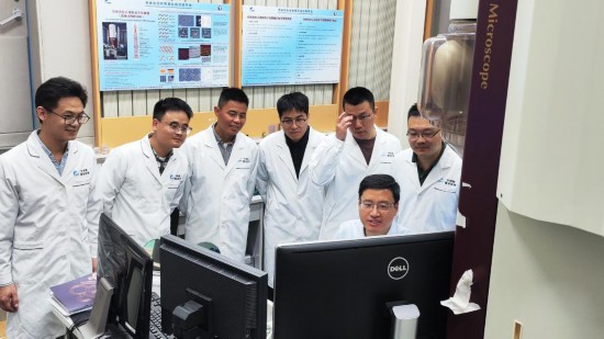 欧欣（前排右一）团队在实验室。新华社记者董雪 摄