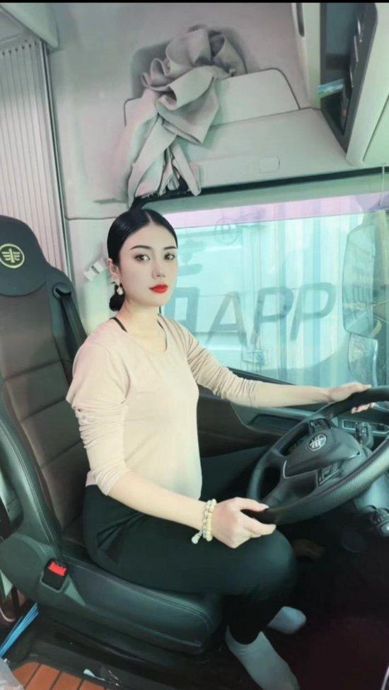  邵云坐在驾驶座上。　图/受访者提供