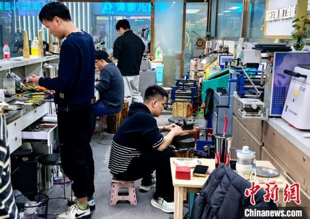 北京某家打金店内，工匠们正在忙碌打金。 左雨晴 摄