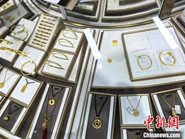 某打金店展示的黄金首饰样式。 左雨晴 摄