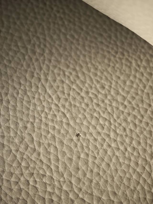 记者在爆料平台搜集到其他消费者反映的顾家家居到货沙发质量有瑕疵受访者供图